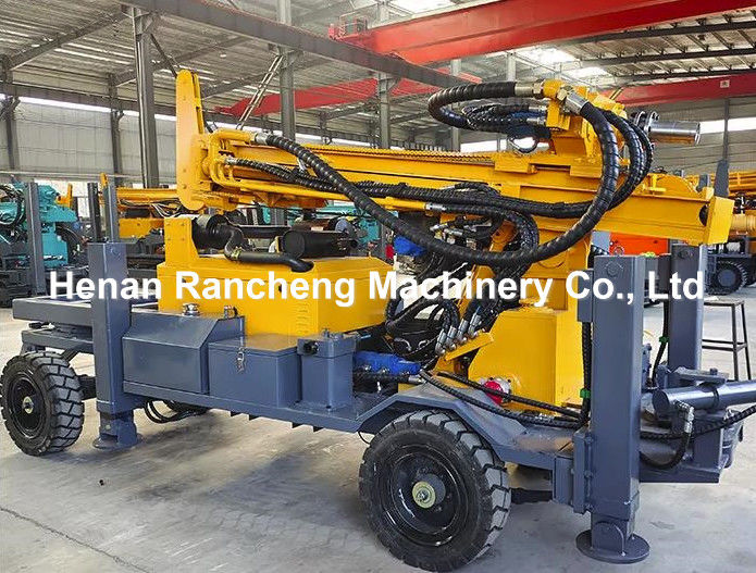 Machine de forage de forage à haute efficacité à quatre roues montée sur une remorque à forage à 220 m de profondeur Moteur puissant de 65 kW