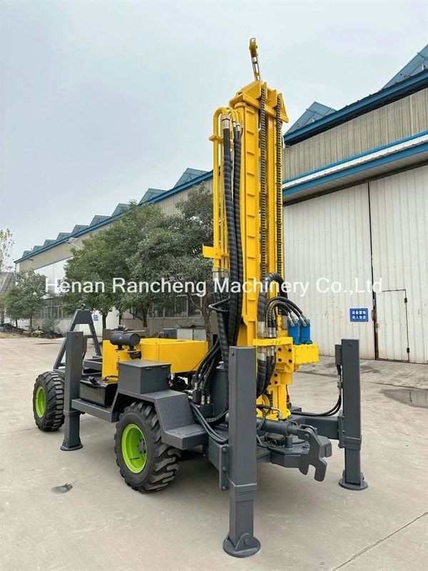 Machine de forage de forage à haute efficacité à quatre roues montée sur une remorque à forage à 220 m de profondeur Moteur puissant de 65 kW