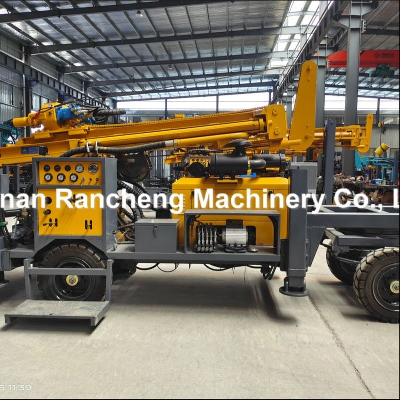 220m 65KW moteur Quanchai roue montée puits d'eau de forage rig avec 13T force de levage
