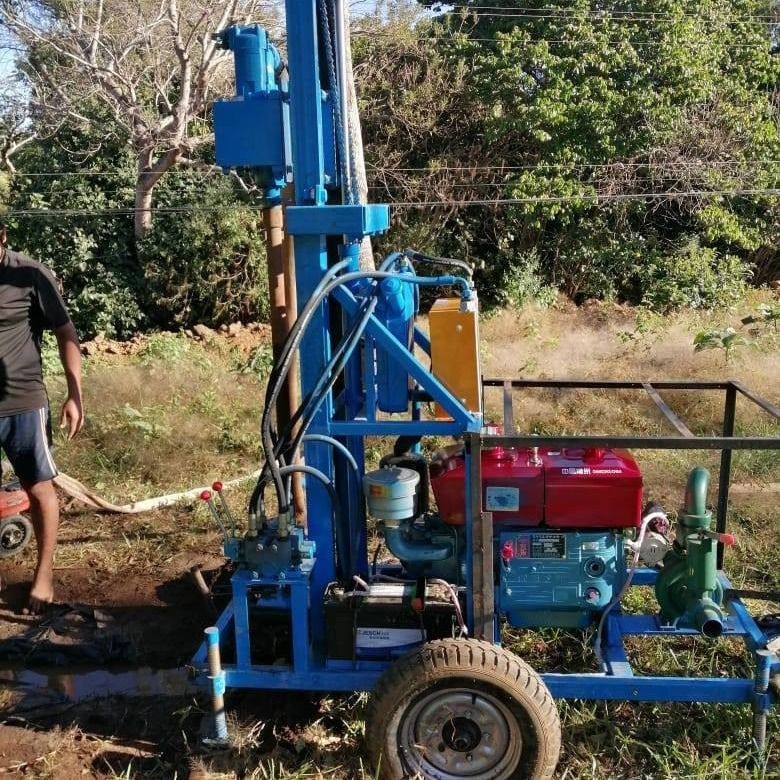 Machine de forage hydraulique à 150 m de profondeur avec type percussif et rotatif