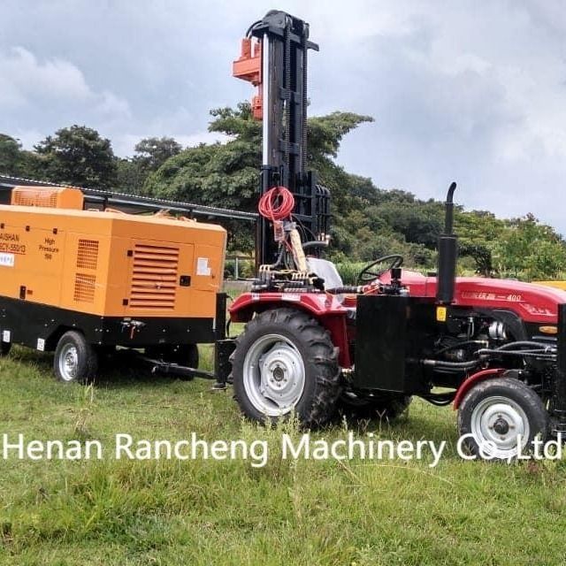 Un simulateur de forage à quatre roues monté sur un tracteur, de grande puissance pour le forage de puits d'eau de 200/260 m et de 254 mm.