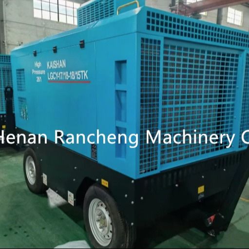 Remorque à quatre roues Type LGCY17-18-18/15TK Compresseur d'air Pression de service 18 bars Moteur Cu-mmins 210 CV Pour forage 150-200m