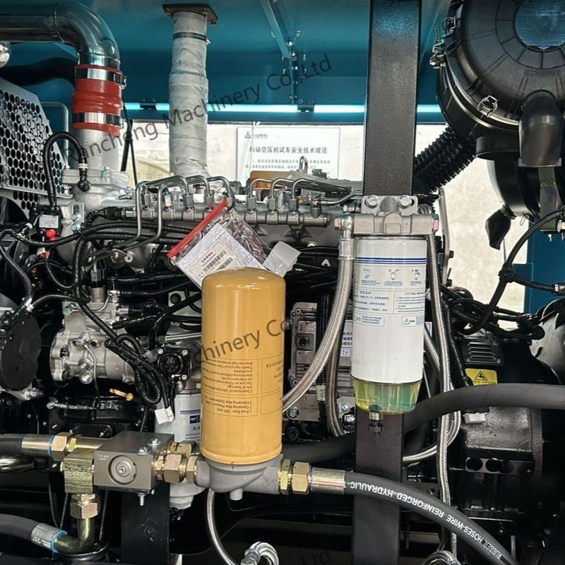 Remorque à quatre roues Type LGCY17-18-18/15TK Compresseur d'air Pression de service 18 bars Moteur Cummins 210 CV Pour forage 150-200m