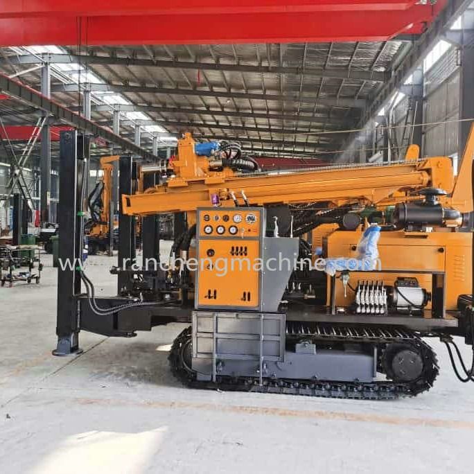 Machine de forage de puits d'eau pour forage profond de 800 m dans tous types de sol 154KW Cummins