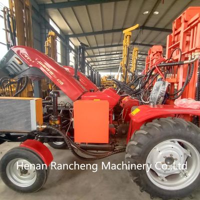 Un simulateur de forage à quatre roues monté sur un tracteur, de grande puissance pour le forage de puits d'eau de 200/260 m et de 254 mm.